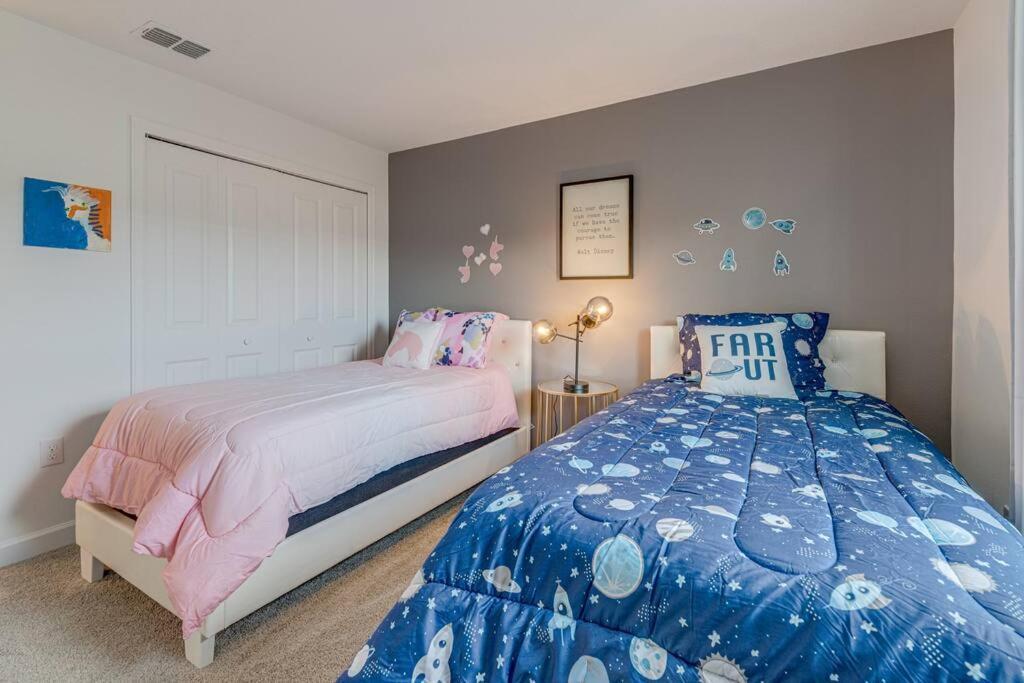 Newly Listed Townhouse Storey Lake, Free Waterpark كيسيمي المظهر الخارجي الصورة