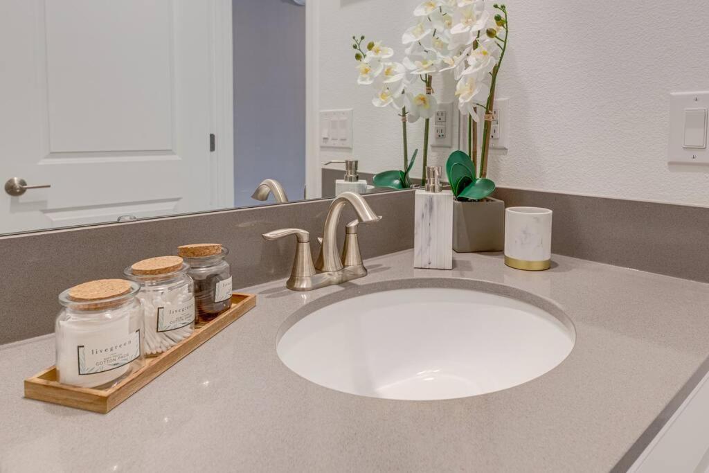 Newly Listed Townhouse Storey Lake, Free Waterpark كيسيمي المظهر الخارجي الصورة