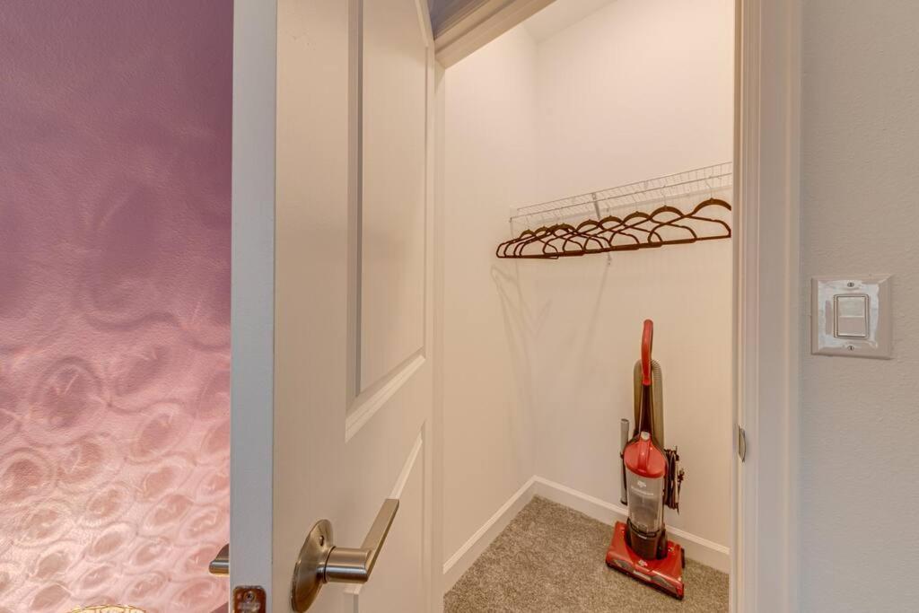 Newly Listed Townhouse Storey Lake, Free Waterpark كيسيمي المظهر الخارجي الصورة